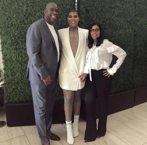 魔术师约翰逊儿子ej新照风格大变不再穿裙装却淑女依旧