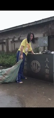 我在一个饭店当服务员 门口总有一个女孩来捡垃圾 她会不会吃垃圾啊