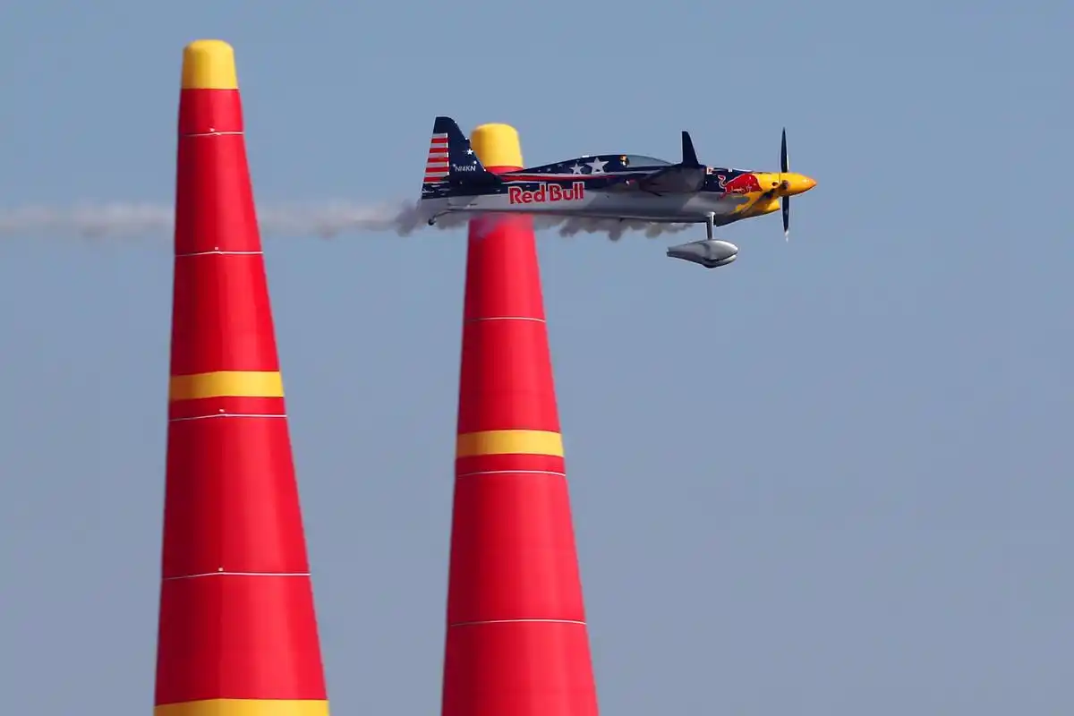 红牛特技飞行赛在戛纳举行(9)