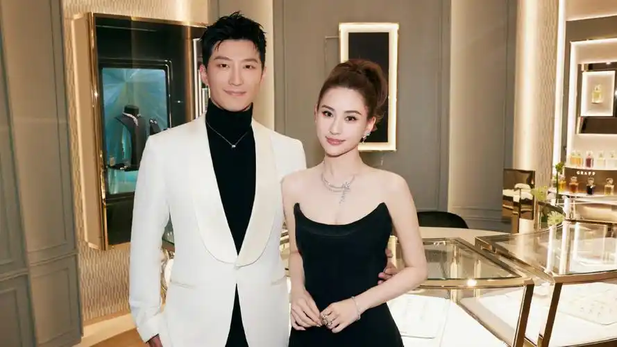 何超莲带窦骁回香港豪宅庆生,赌王三房齐聚合照,男方稍显拘谨