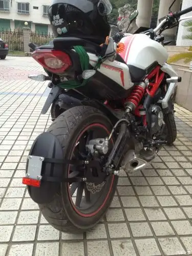 黄龙300另类改装加装黄龙后护盾