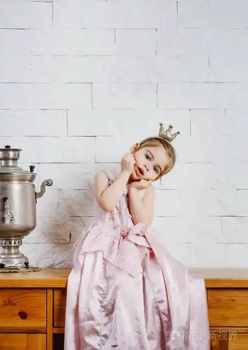 坐在桌子上的小公主