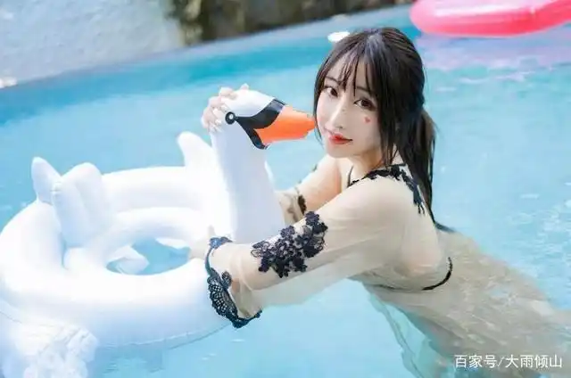 仙女泳装薄纱姐姐在泳池里自拍,网友:可远观而不可近看也
