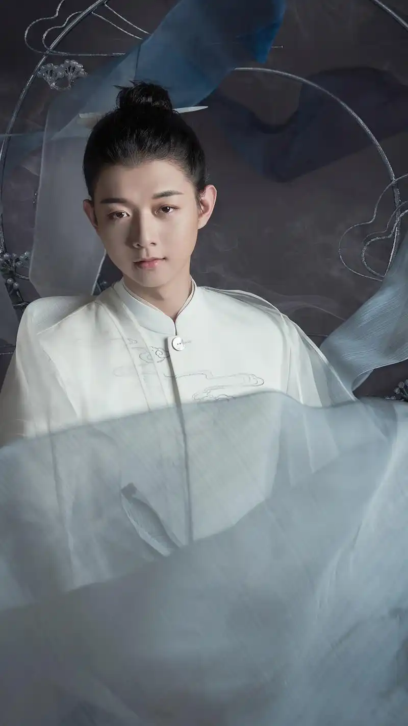 p>霍尊,1990年9月18日出生于上海,中国内地男歌手,音乐人,毕业于 a