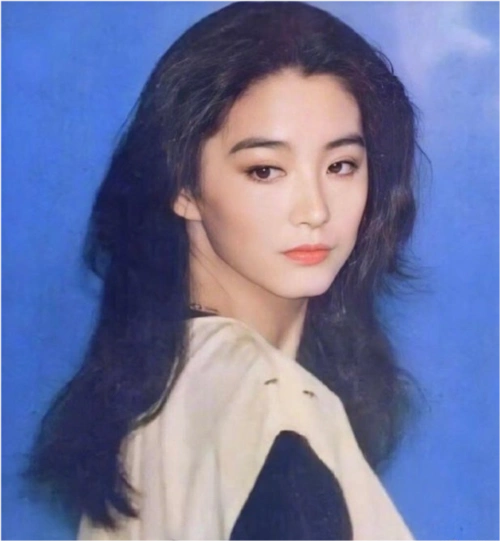11月25日,林青霞在微博上晒出自己17岁时饰演贾宝玉的照片,引来歌手