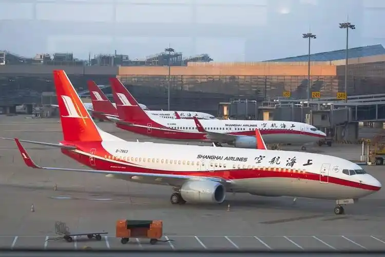 上航首架max8完成涂装了明年机队要100架了社长要准备件庆贺礼物