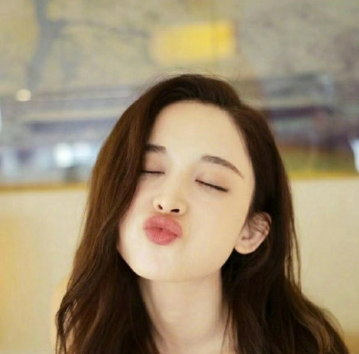 娜扎晒出美照,嘟嘴卖萌,超可爱.