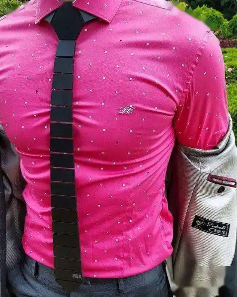 男人胸大穿衬衫是什么画面