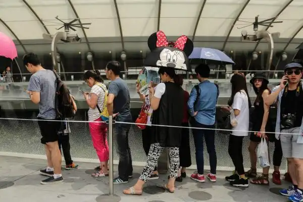 2016年6月18日,上海迪士尼乐园,游客们正在排队.  澎湃新闻记者 贾茹