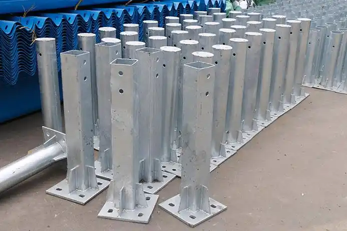 中心 法兰立柱 > 法兰立柱  公司主营:护栏板,法兰立柱,方立柱,钢立柱