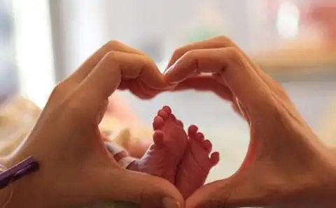 王力宏一家合照女儿穿白毛衣手牵爸妈