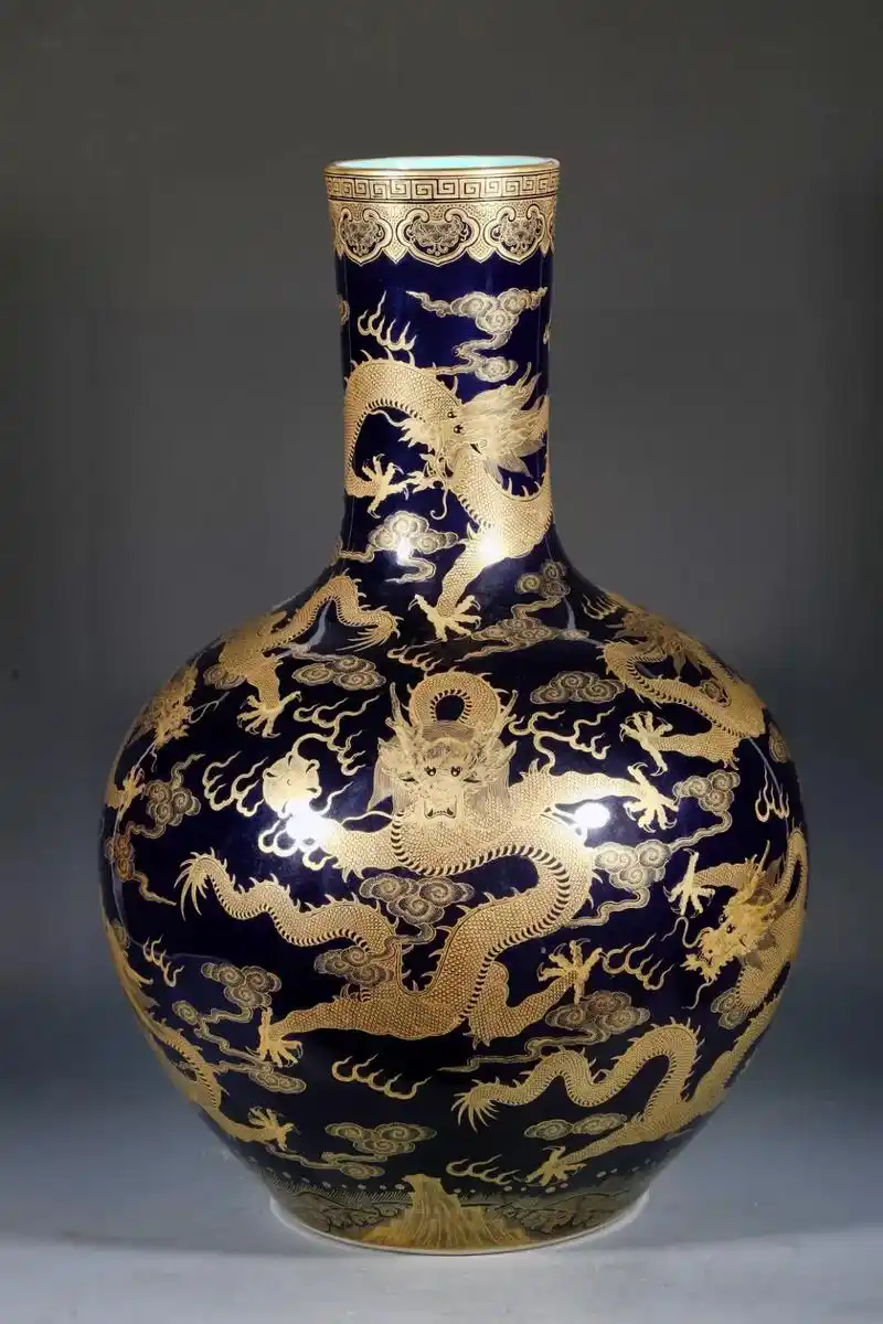 大清乾隆年制,霁蓝地描金九龙穿云天球瓶,,高:57cm,肚直 - 抖音
