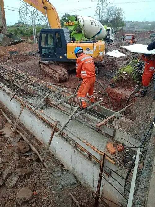 西侧盖板涵北面台帽砼浇筑