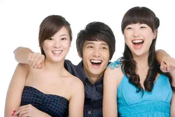 三个开心的年轻人