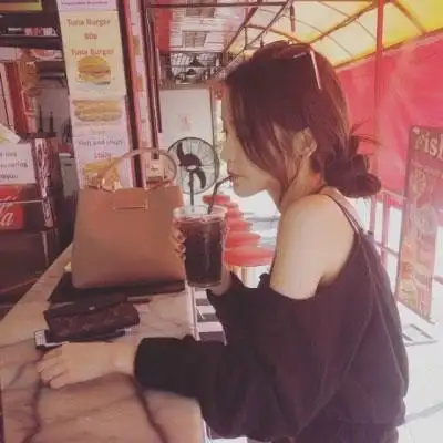 侧颜漂亮女生长发头像