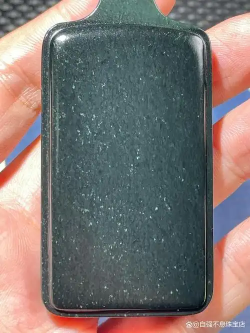 正宗塔青,平安无事牌,肉眼自然光看黝黑锃亮,打灯看青绿底,带牛毛纹