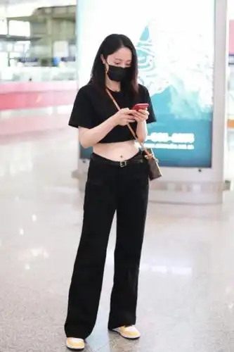 董璇恋爱后越发自信罕见穿高腰露脐装现身机场大秀平坦小腹