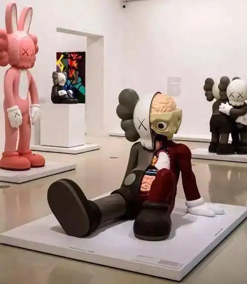 1. 海边艺术展:kaws