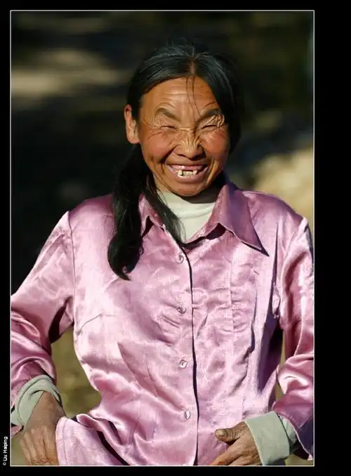 区 纪实摄影 > 《猫·农夫和他的傻女人》 终于赖不住傻女人的央求