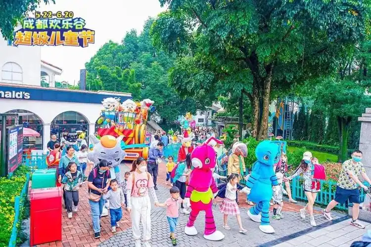 图据"成都欢乐谷"官方微信每年夏天大朋友小朋友都超期待的欢乐谷水