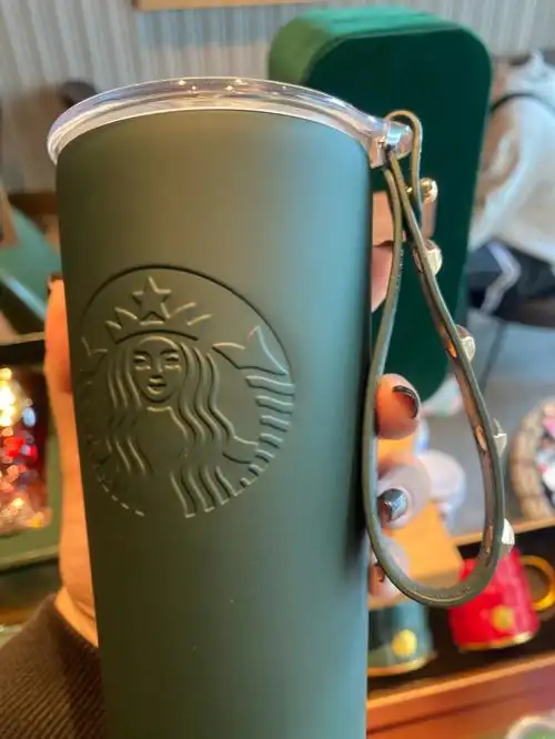 星巴克杯子是墨绿色的那款杯子