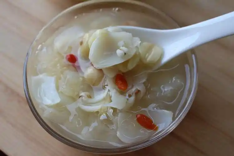 莲子百合银耳糖水