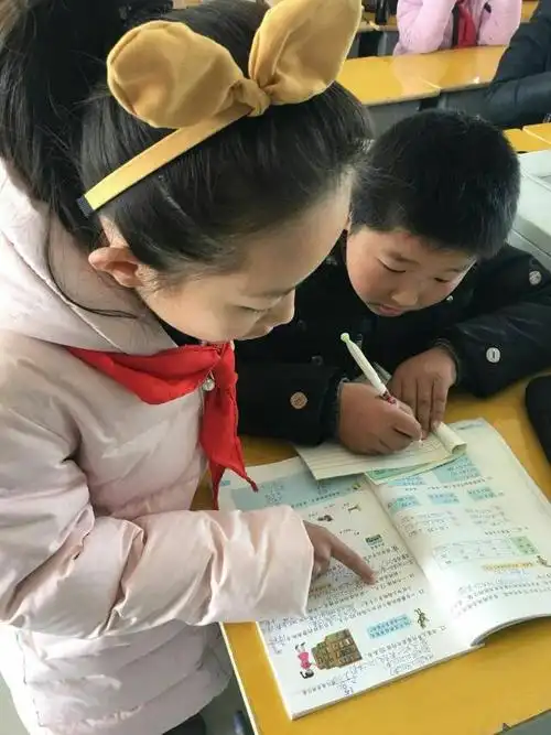 你瞧,三(12)班的张筠婕小朋友正在帮助同学.