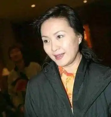 63岁方舒近照流出,分手丈夫嫁小鲜肉被坑惨,女儿却生得时尚动人_角色