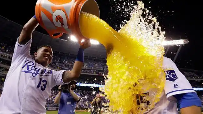 在美国,向队友泼佳得乐是非常流行的庆祝胜利的方式