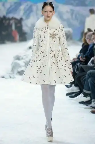 a型:服装在肩,臂部贴合人体,胸部较为合体,再往下则逐渐张开,呈梯形状