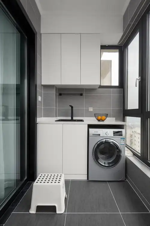 简约现代风格三居阳台装修效果图