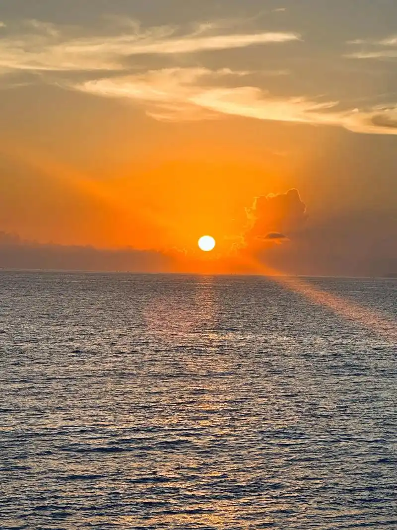 如果你赶不上凌晨五点的日出,也没关系,你不妨看看傍晚六点的夕阳