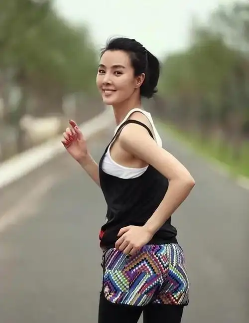 齐齐哈尔这座城市于1973年见证了一位未来明星的诞生.