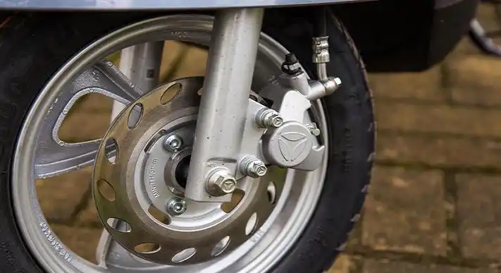 新购置的电动车在使用碟刹时发出摩擦声是普遍现象,这主要是因为刹车