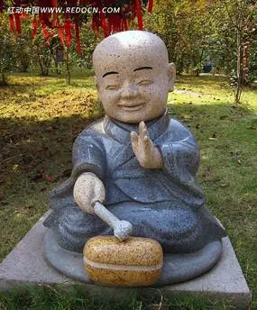 和尚打坐背影敲木鱼视频