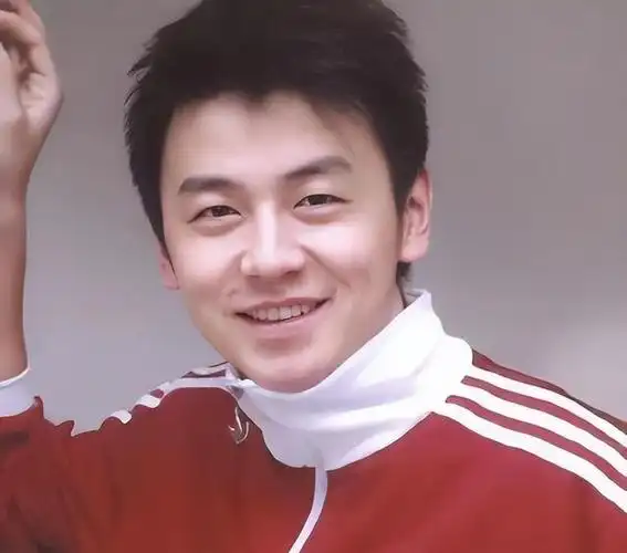 尤其年少时,他自带的气质犹如陈冠希般独特,帅气得令人惊艳,岁月在他