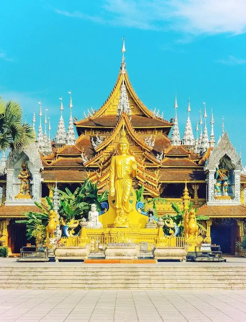 它坐落在西双版纳,是在古代傣王朝的皇家寺院"景飘佛寺"的原址上恢复