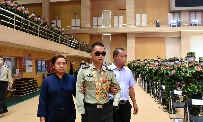 原创排雷英雄杜富国和平年代立下一等功面对生死抉择迈步向前