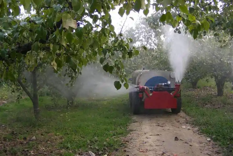 给果树喷农药,果农坐在地头,喷药机就在地里自动喷药