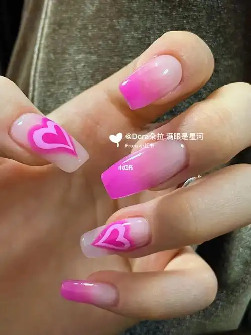 粉红渐变涂鸦桃心美甲