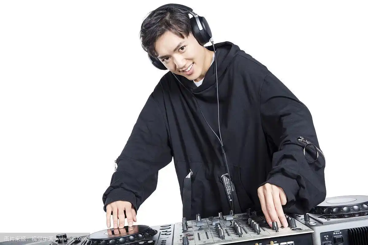 正在打碟的男性dj