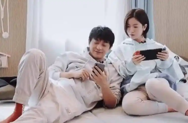 李晟和李佳航拍视频,音乐太嗨放飞自我,脚放的地方尽显二人感情_节目