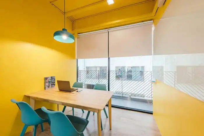 办公室装修设计连续的对角百叶窗给人一种活泼和流畅的感觉