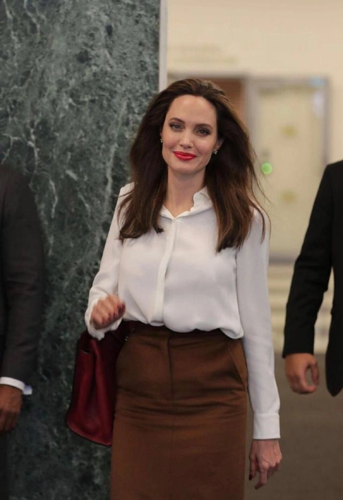 安吉丽娜·朱莉气质没得挑,穿衬衫搭配半身裙华丽大气,漂亮大方