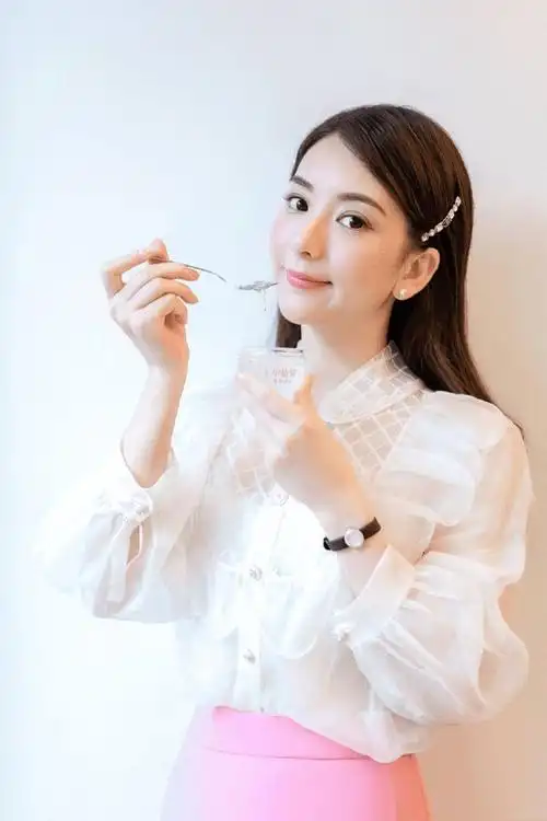 方媛真会穿,蓝白印花泡泡袖连衣裙甜美俏皮,难怪郭富城那么爱她