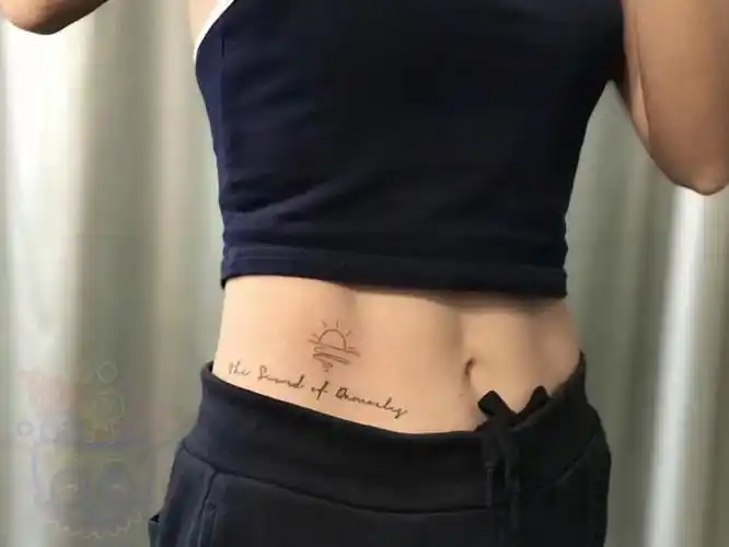 最新女生腰部纹身图案大全9