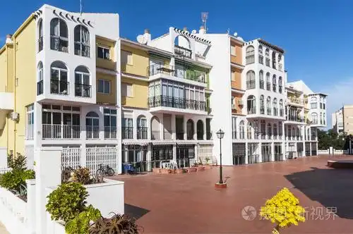 西班牙地中海现代建筑在阳光下