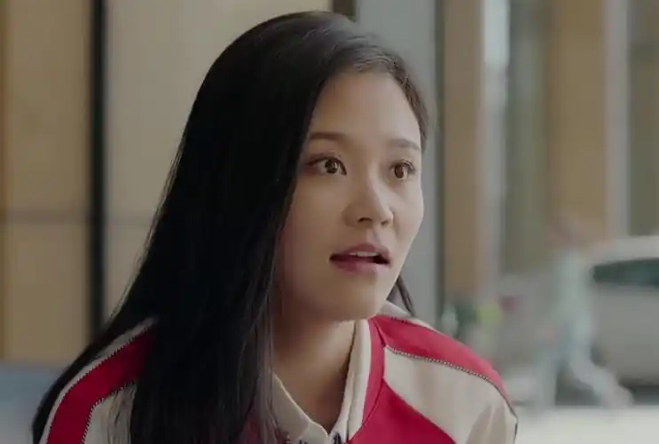 在这部影视作品里面,岳以恩塑造的贾小朵是一个白富美,但实际上她本人