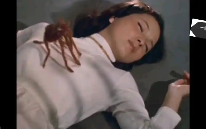 美女被邪恶怪兽附身控制,黑化.