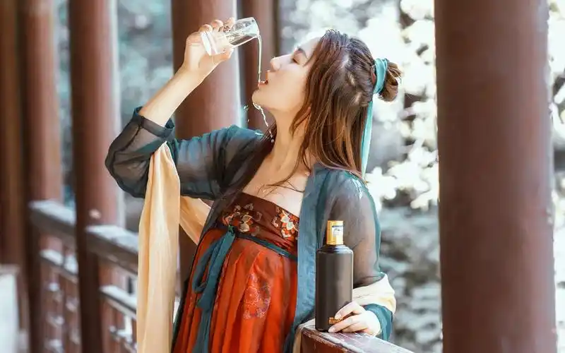 拍照也不忘喝酒,小酒妹穿上古风服饰,大家看看美不美?